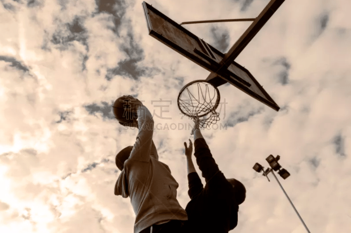 生猛！21岁小将替补梅开二度，后脚跟写意破门+戏耍裤袜