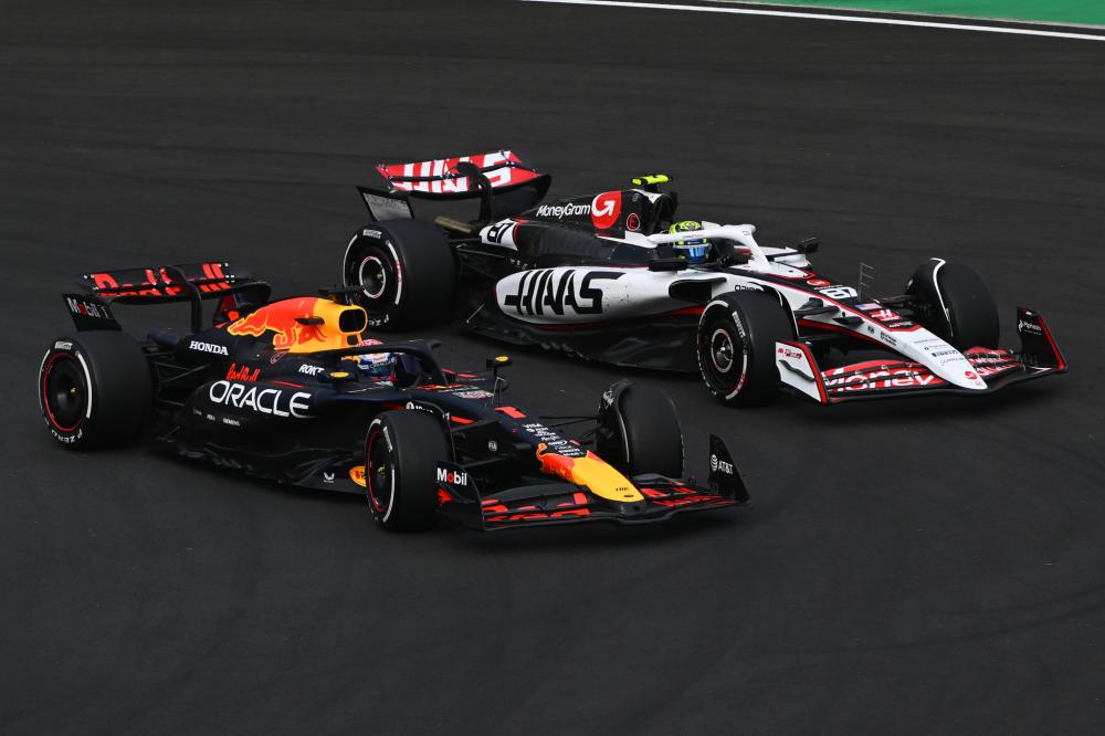 球星突破防线送出助攻