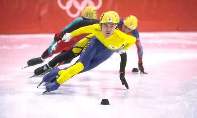 哈体院滑冰场现国家一级运动员亲授防摔技巧