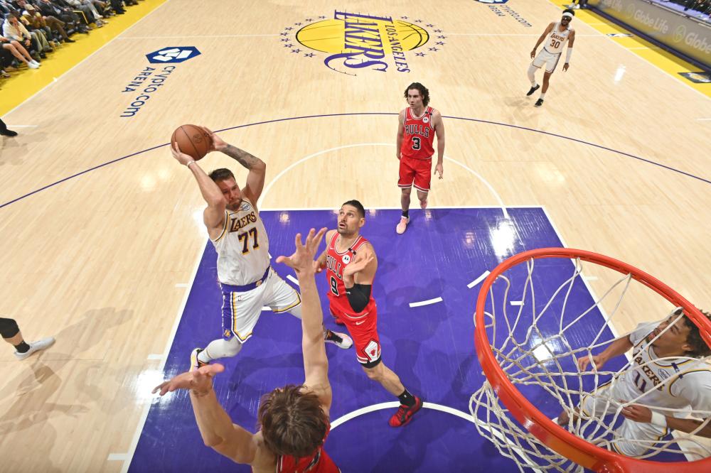 足球欧冠裁判组遭强烈质疑，争议球镜头热议不断